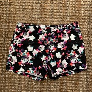Express short shorts front zipper.
